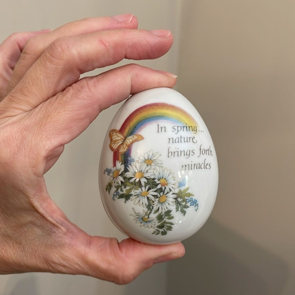 1980 Designers Collection Butterfly & Rainbow Design Egg-Shaped Trinket Box - Picture 14 of 16
